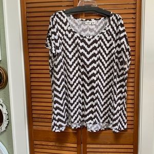Cato Top, Size 26/28 W, White with Brown,Short Sleeves, Round Neck
